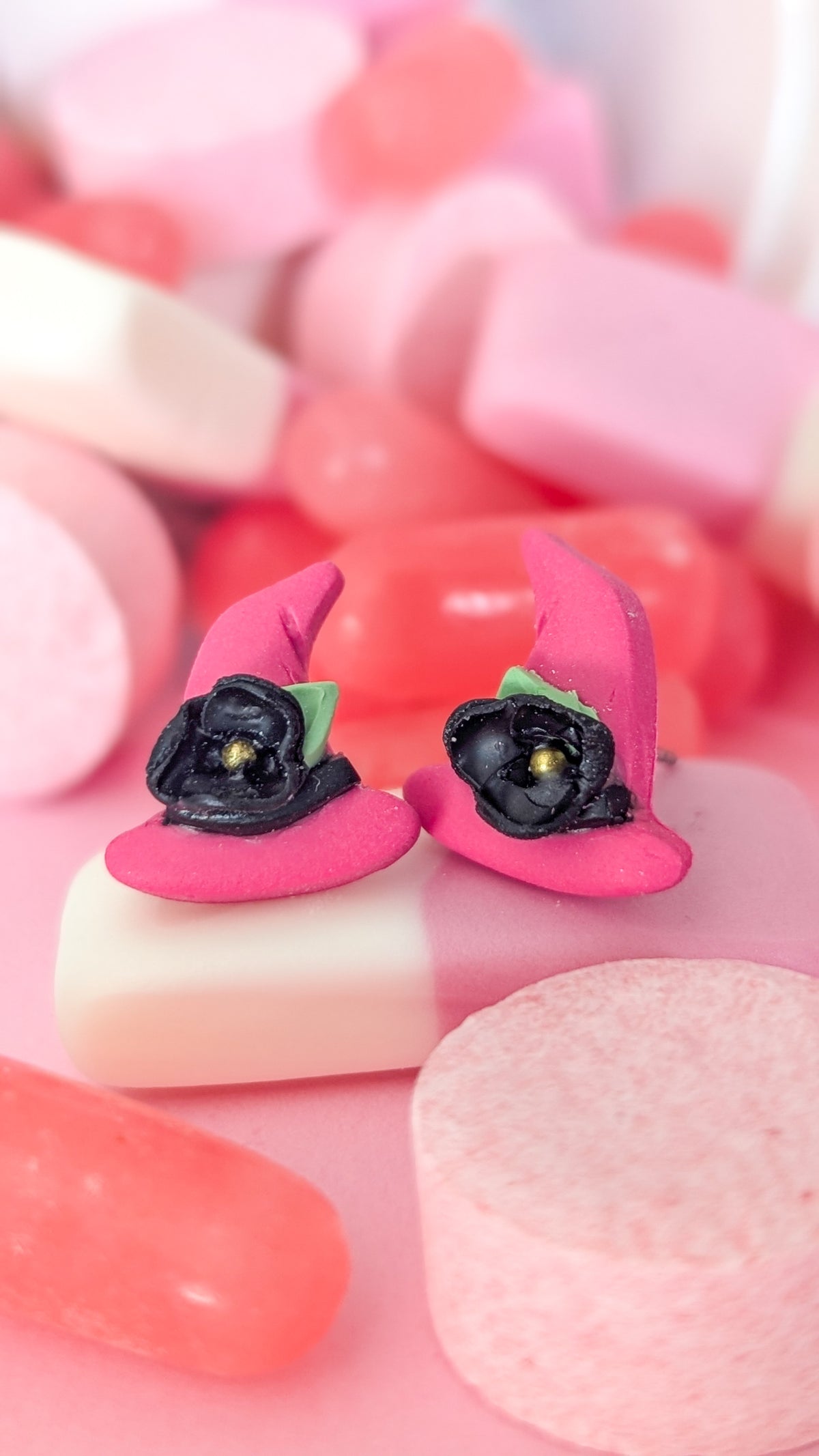 Chapeaux de sorcières roses - Boucles d'oreilles en argile polymère et acier inoxydable hypoallergène