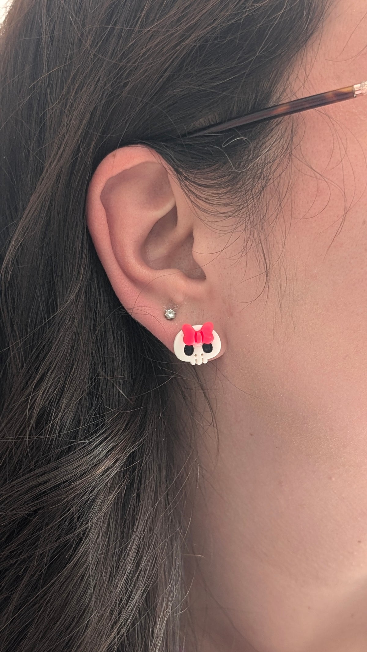 Crânes avec boucles roses - Boucles d'oreilles studs en argile polymère et acier inoxydable hypoallergène