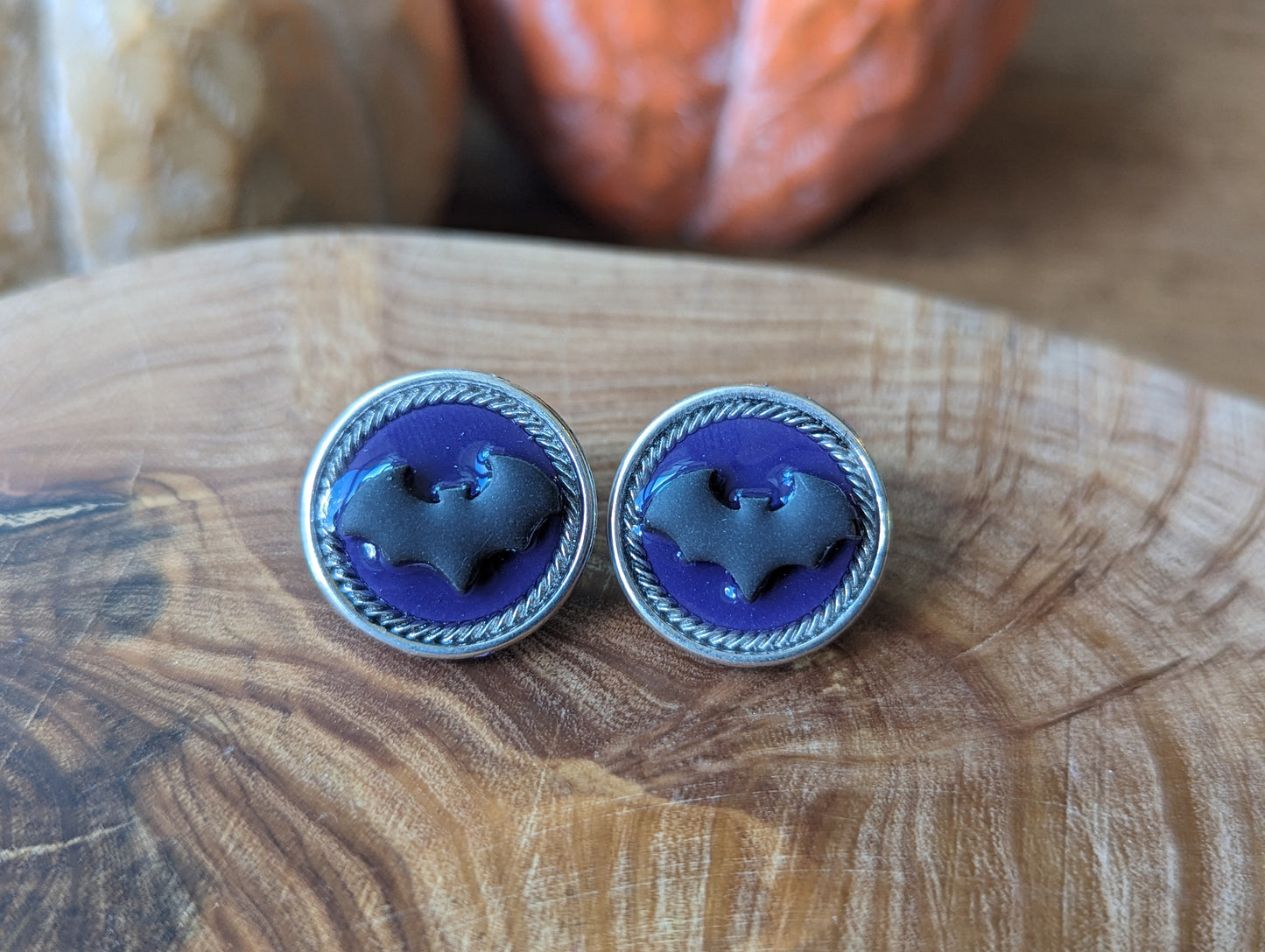 Halloween - Round purple bat buttons