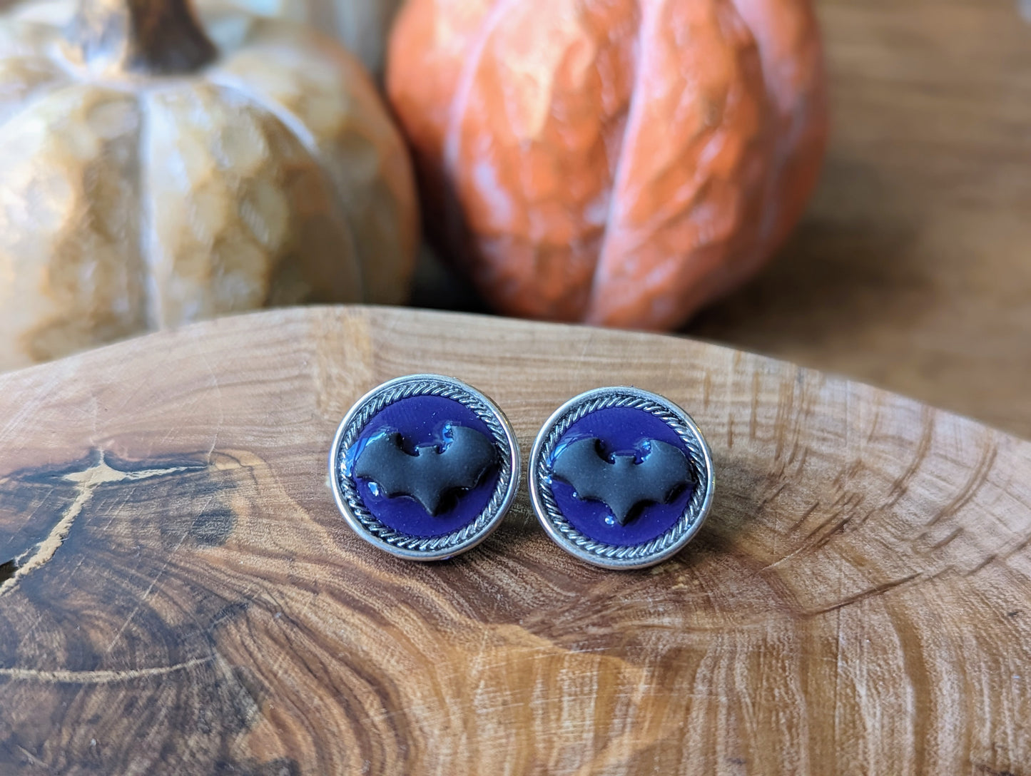 Halloween - Round purple bat buttons