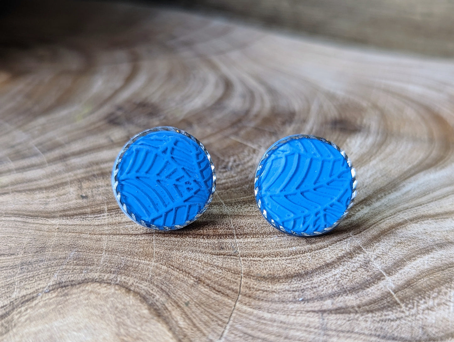 Bleu texturé - Boucles d'oreilles studs en argile polymère acier inoxydable hypoallergène
