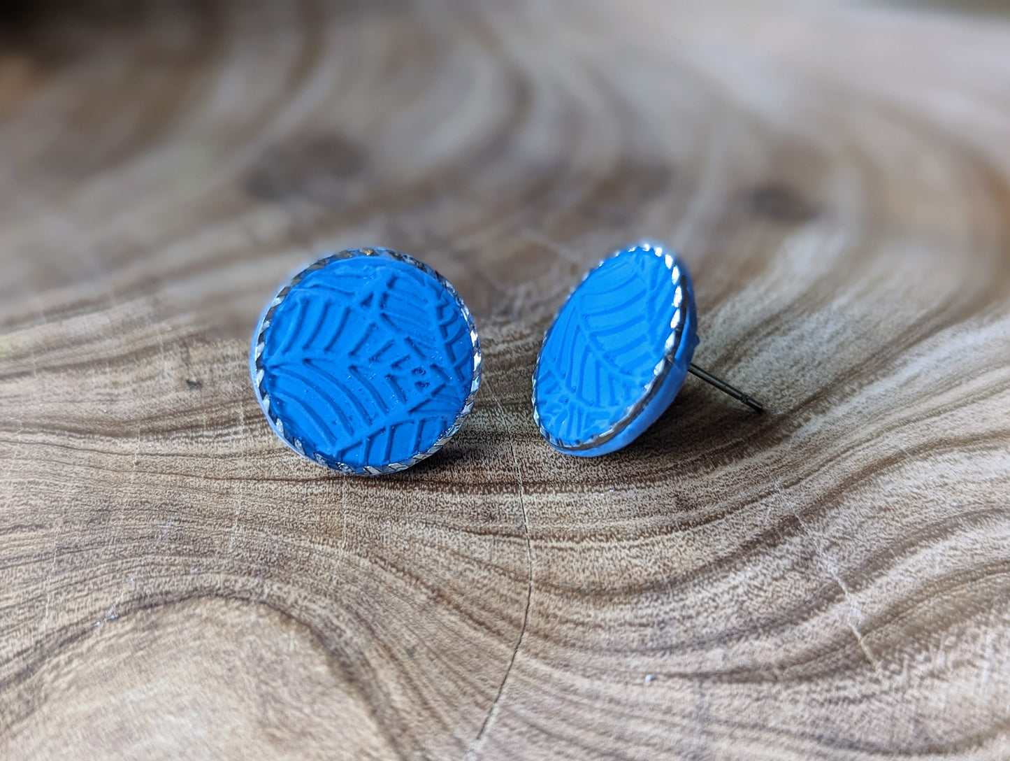 Bleu texturé - Boucles d'oreilles studs en argile polymère acier inoxydable hypoallergène