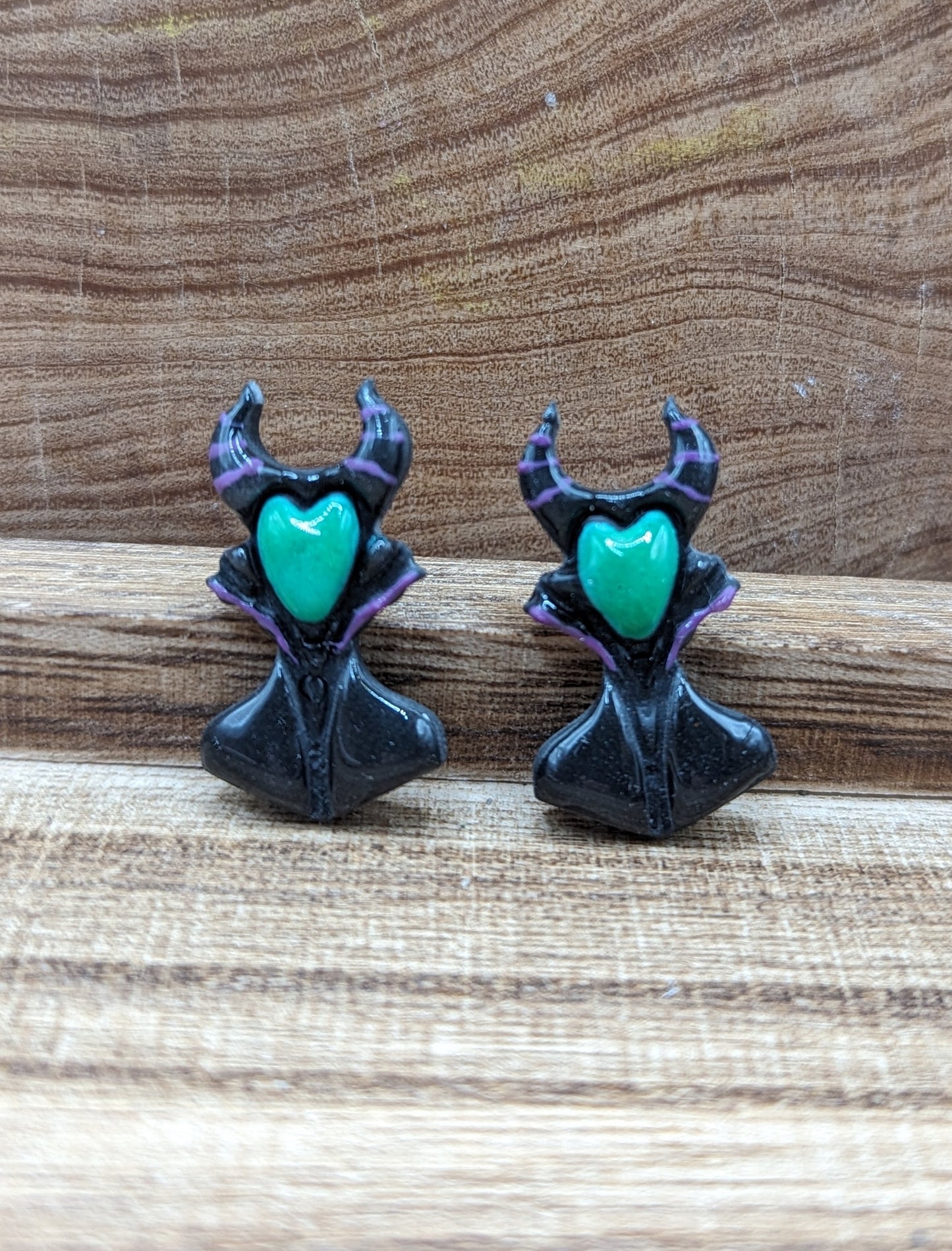 Maléfique - Boucles d'oreilles studs en argile polymère acier inoxydable hypoallergène