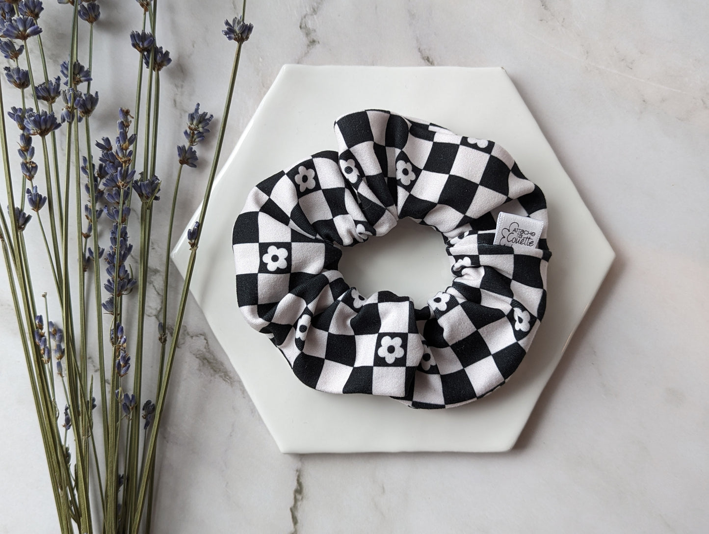 Carreaux noir et blanc - chouchou Attache ta couette