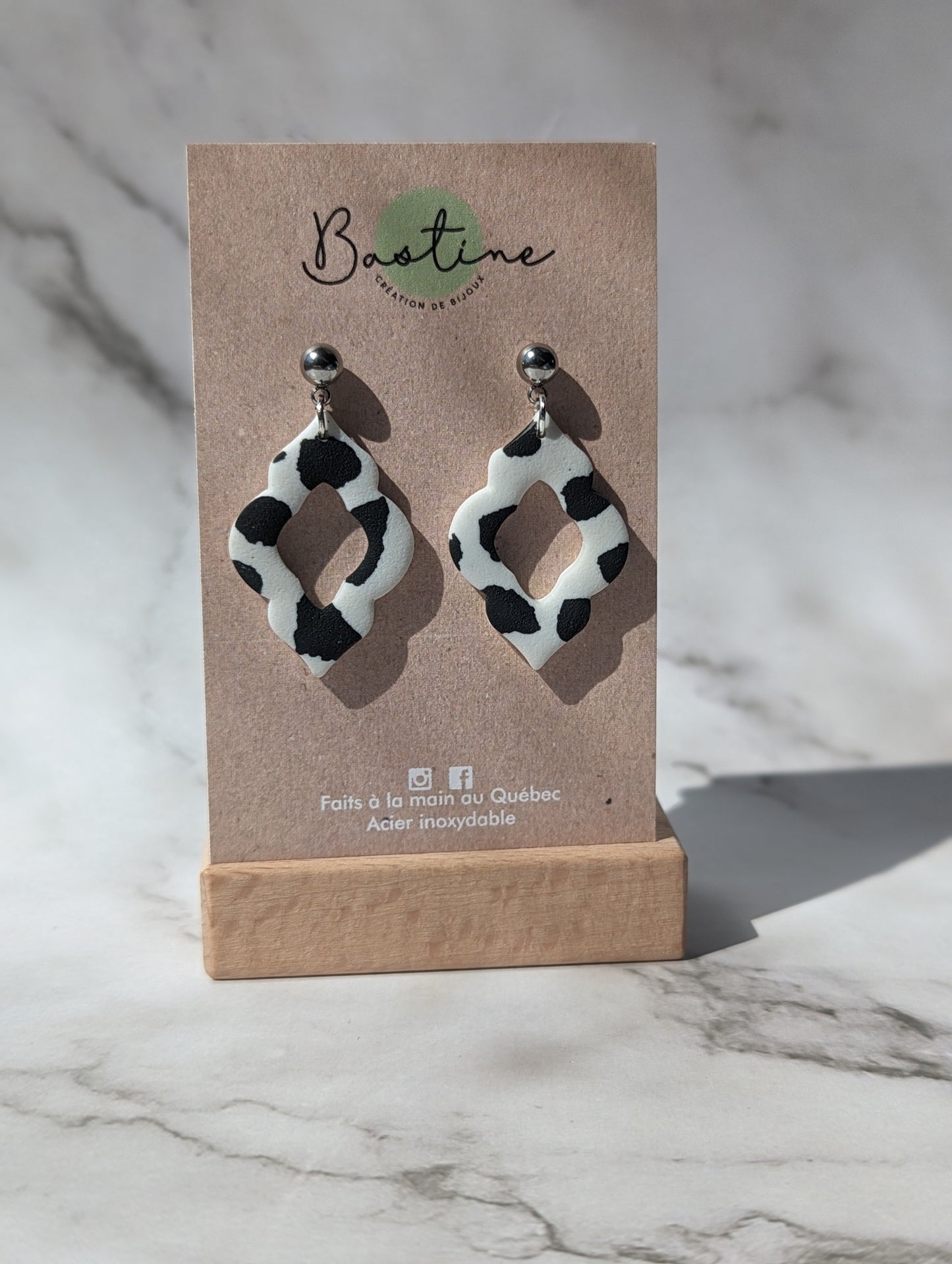 Angela Tâches noires - Boucles d'oreilles pendantes en argile polymère acier inoxydable hypoallergène