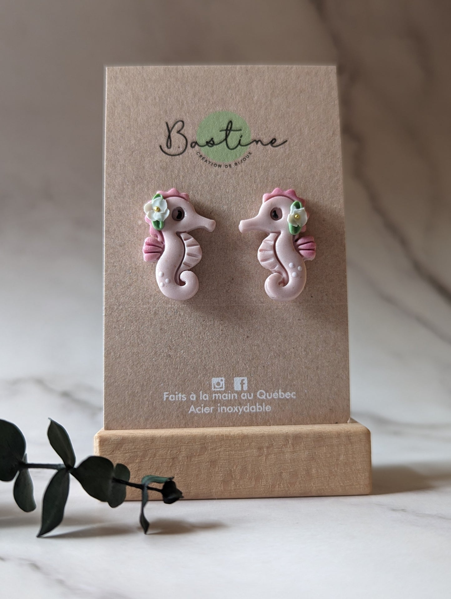 Hippocampes roses - Boucles d'oreilles studs argile polymère et acier inoxydable hypoallergène