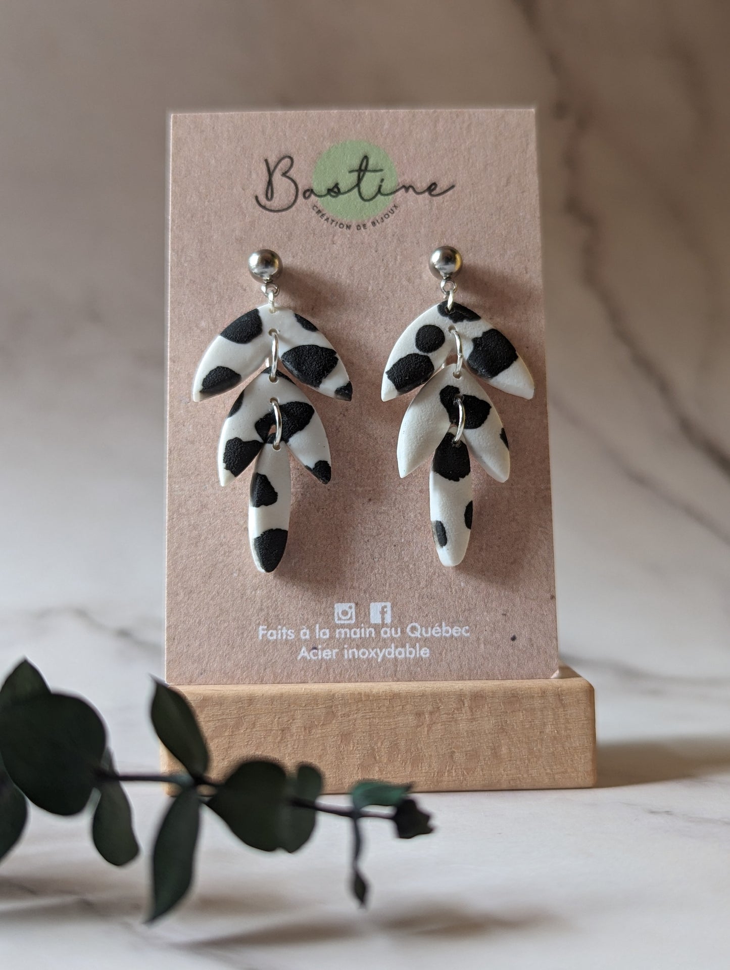 Dahlia motif vache - Boucles d'oreilles pendantes argile polymère et acier inoxydable hypoallergène