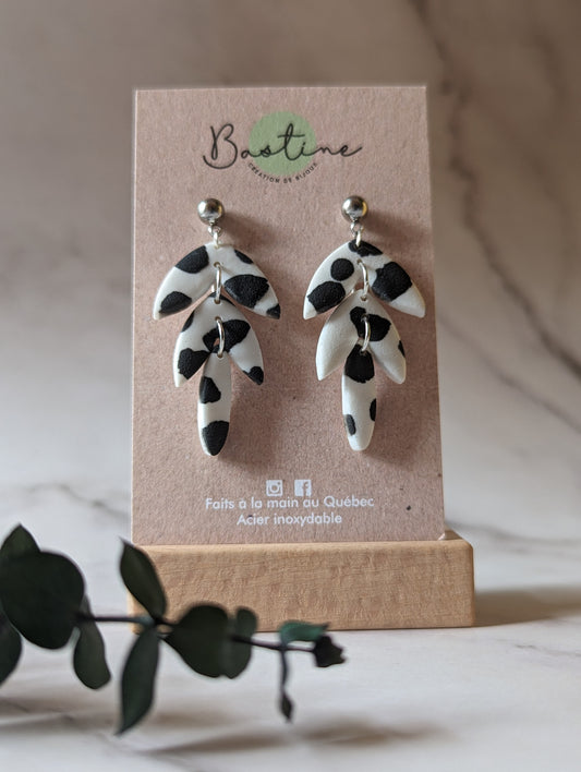 Dahlia motif vache - Boucles d'oreilles pendantes argile polymère et acier inoxydable hypoallergène