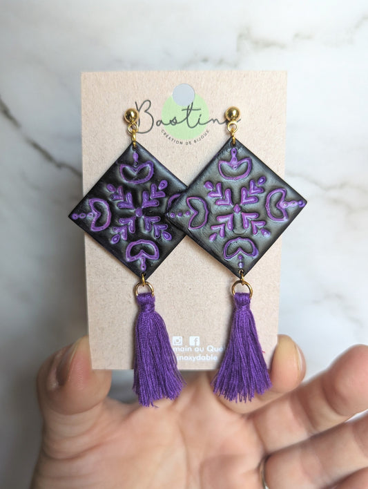 Noir et mauve avec pompons - Boucles d'oreilles pendantes en argile polymère acier inoxydable hypoallergène