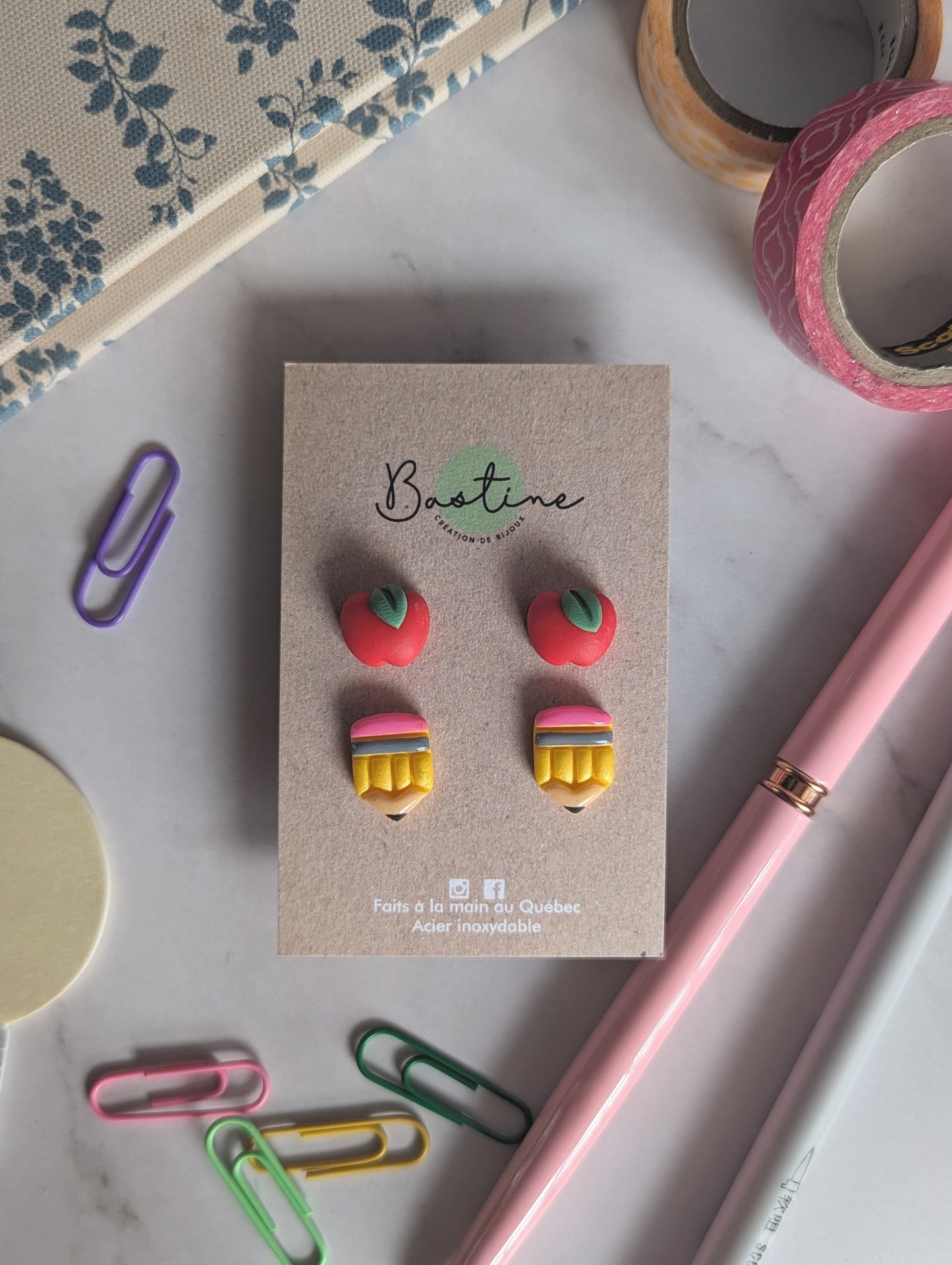 Duo scolaire - Boucles d'oreilles studs en argile polymère acier inoxydable hypoallergène