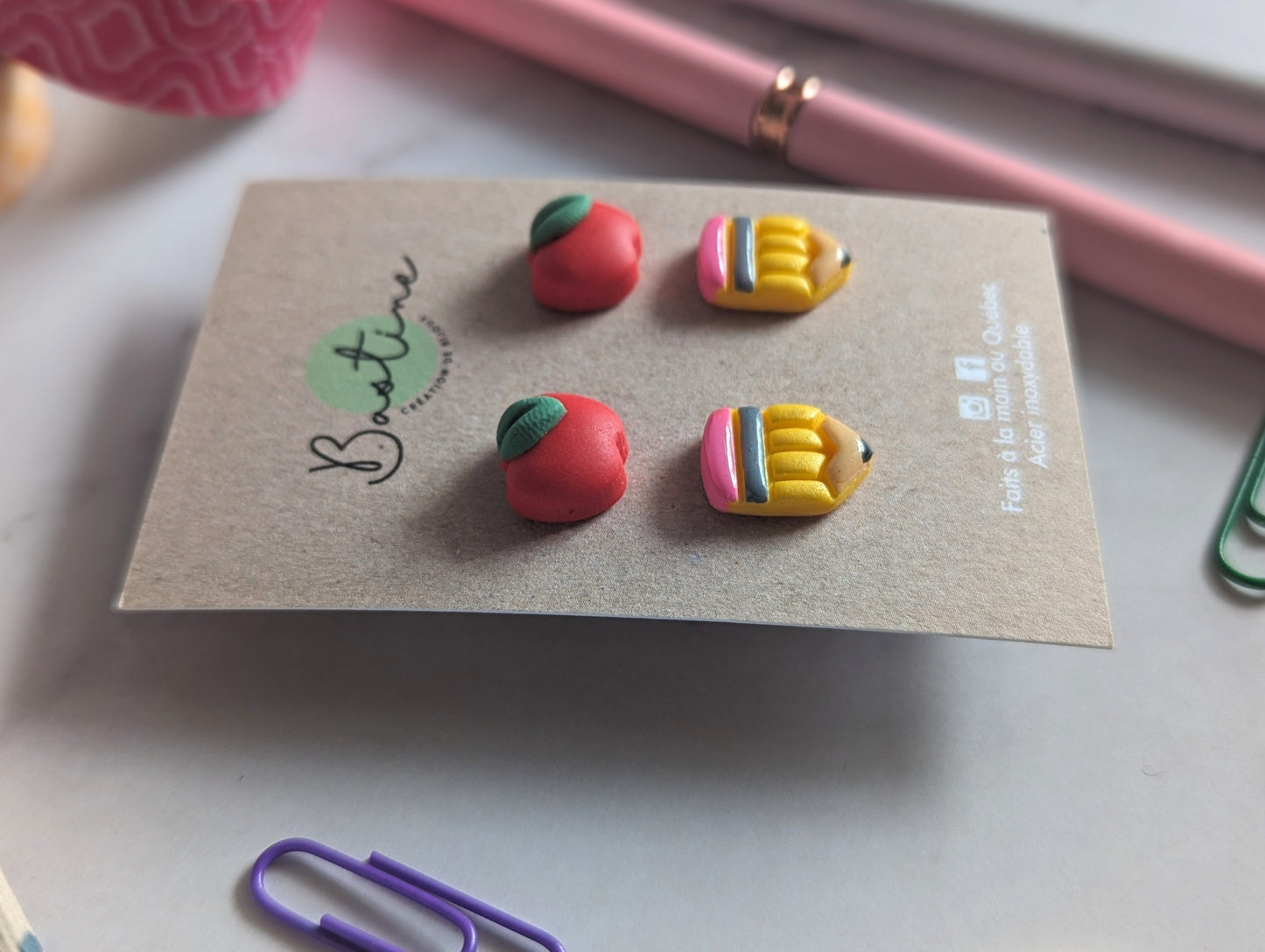 Duo scolaire - Boucles d'oreilles studs en argile polymère acier inoxydable hypoallergène