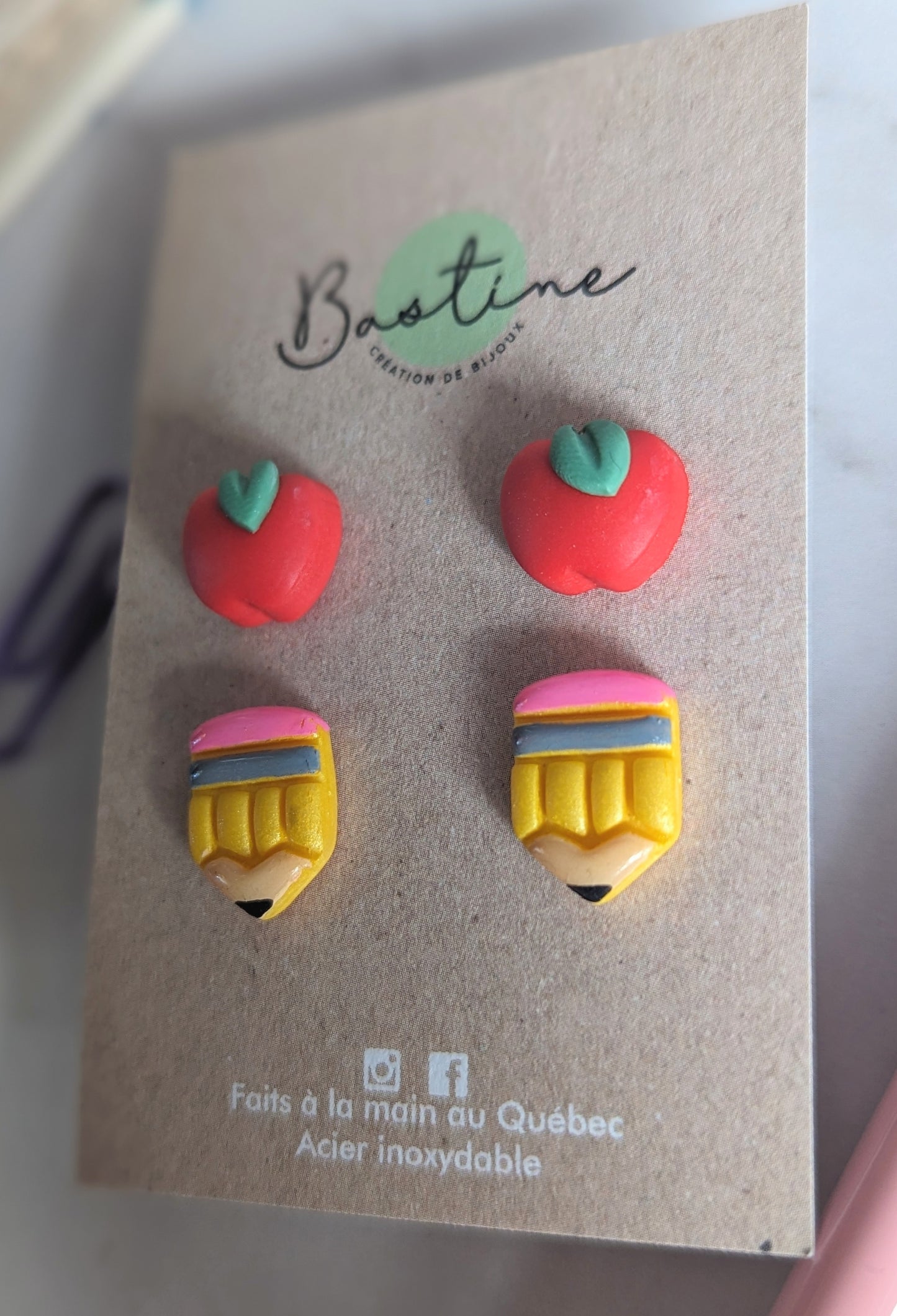 Duo scolaire - Boucles d'oreilles studs en argile polymère acier inoxydable hypoallergène