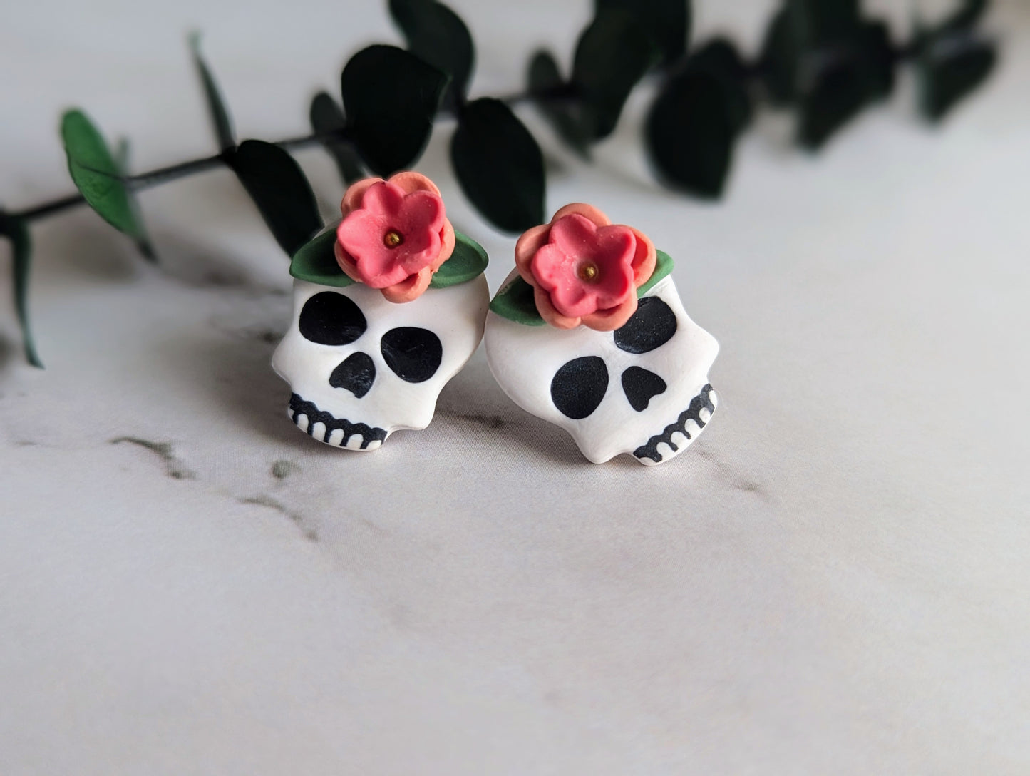 Crânes avec fleurs - Boucles d'oreilles studs en argile polymère acier inoxydable hypoallergène
