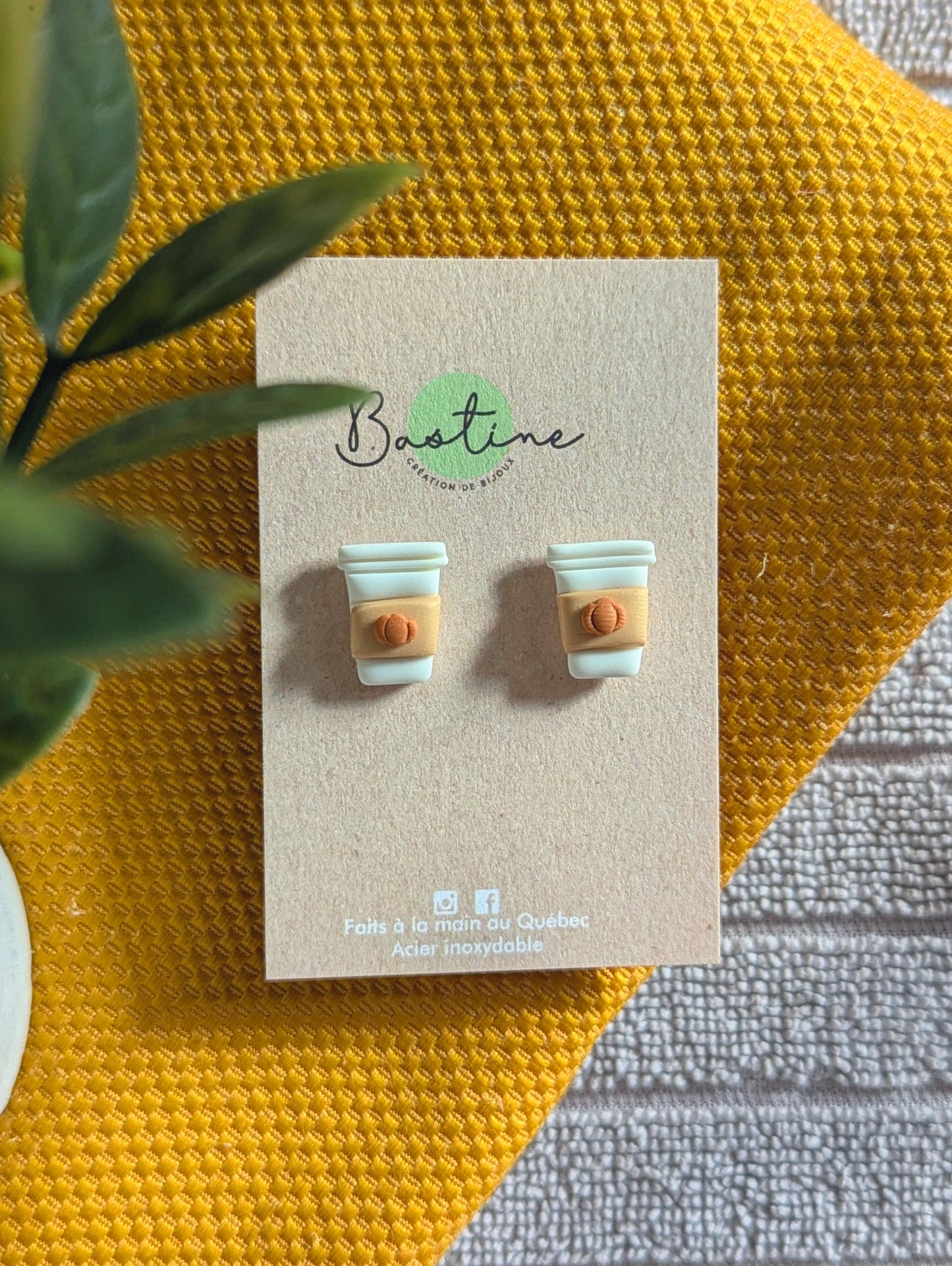 Latté aux épices - Boucles d'oreilles studs en argile polymère acier inoxydable hypoallergène