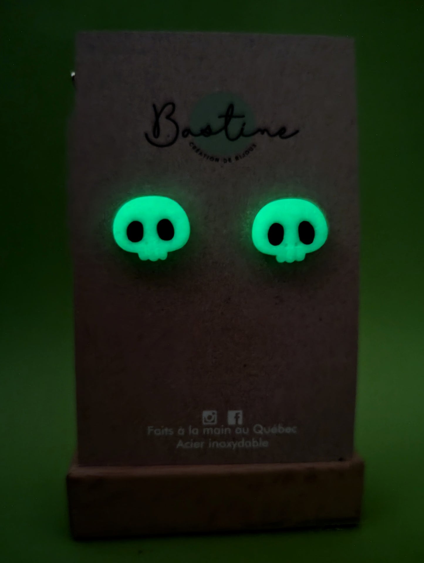 Crânes phosphorescents - Boucles d'oreilles studs en argile polymère acier inoxydable hypoallergène