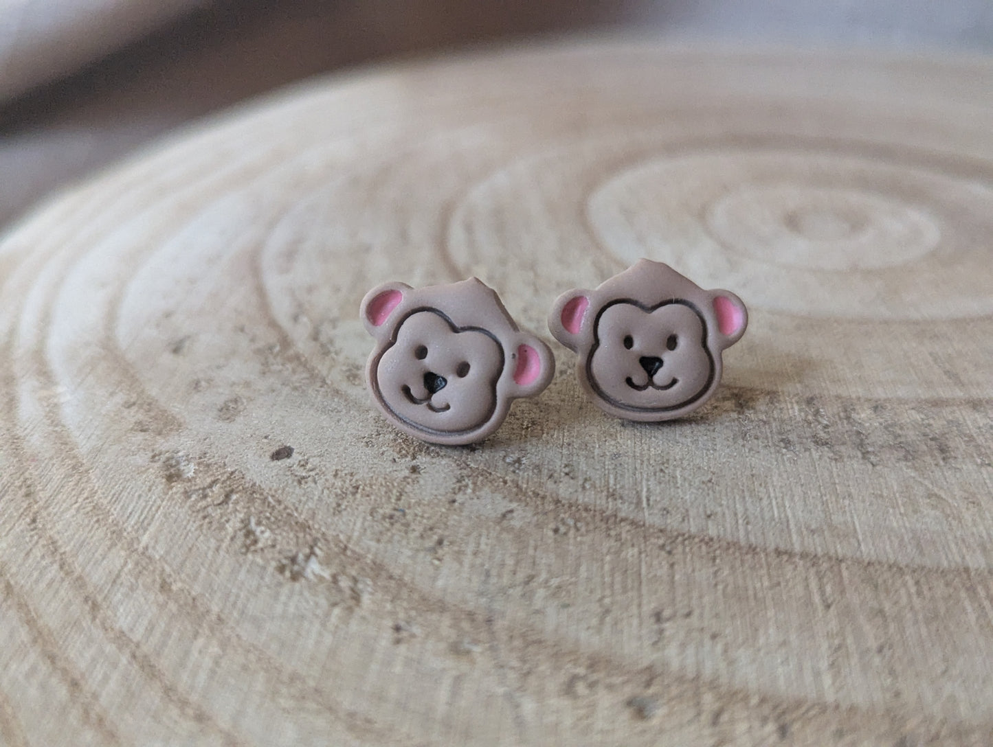 Singe - Boucles d'oreilles studs en argile polymère acier inoxydable hypoallergène