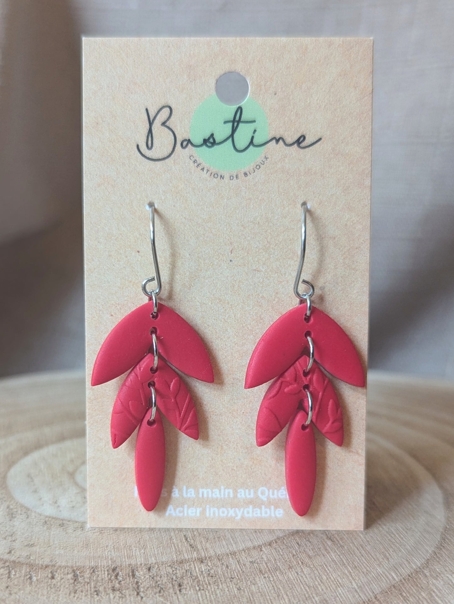 Dahlia Rouge - Boucles d'oreilles pendantes en argile polymère acier inoxydable hypoallergène