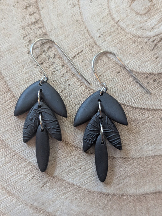 Dahlia Noir - Boucles d'oreilles pendantes argile polymère et acier inoxydable hypoallergène