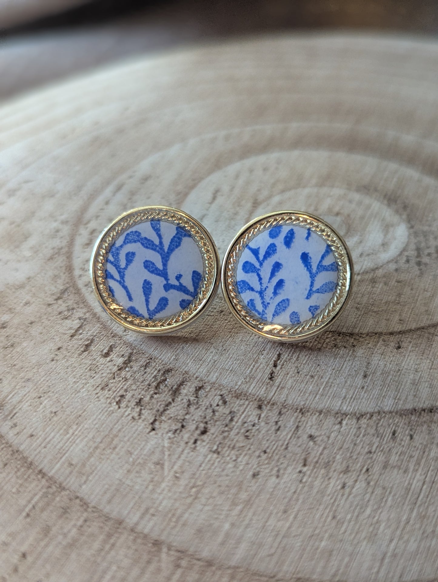 Porcelain - Round buttons with gold ornaments
