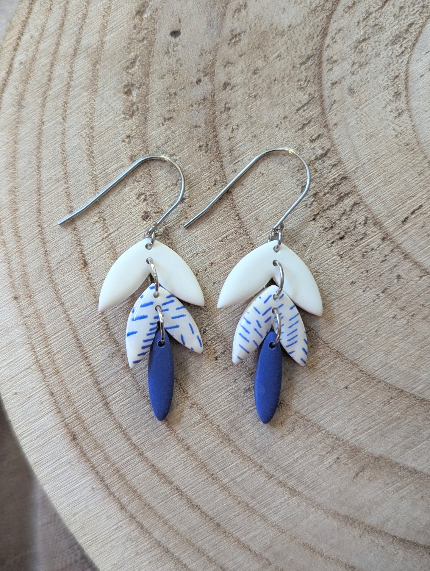 Dahlia (Imprimé bleu) - Boucles d'oreilles pendantes argile polymère et acier inoxydable hypoallergène