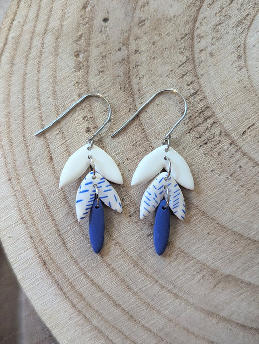 Dahlia (Imprimé bleu) - Boucles d'oreilles pendantes argile polymère et acier inoxydable hypoallergène