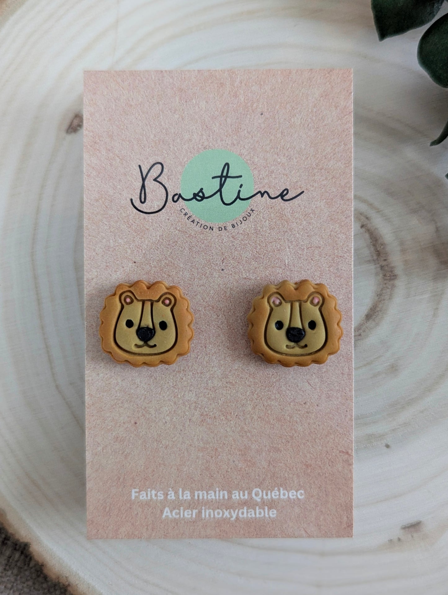 Lion - Boucles d'oreilles studs en argile polymère et acier inoxydable hypoallergène