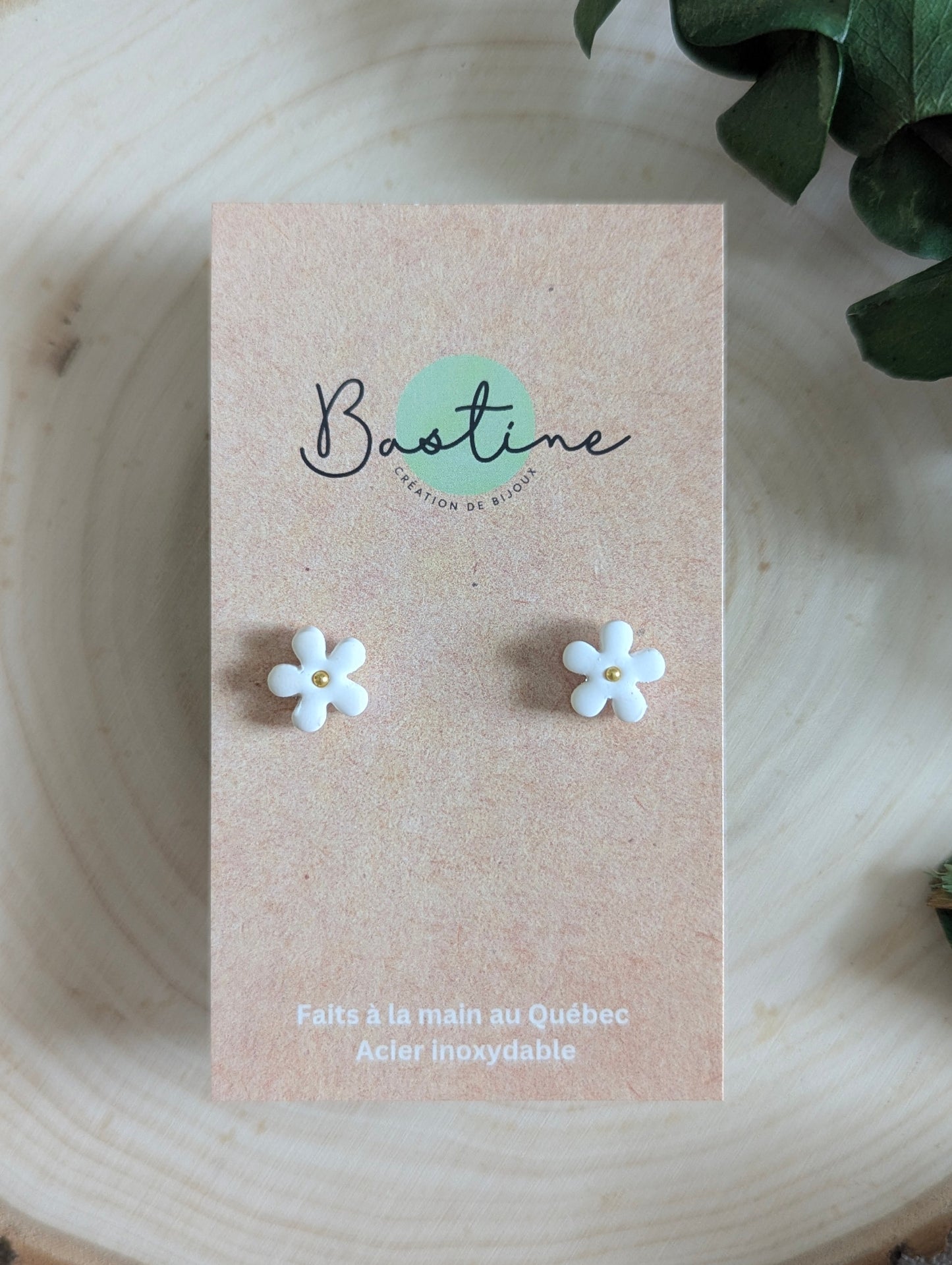 Fleurs blanches - Boucles d'oreilles mini studs en argile polymère et acier inoxydable hypoallergène