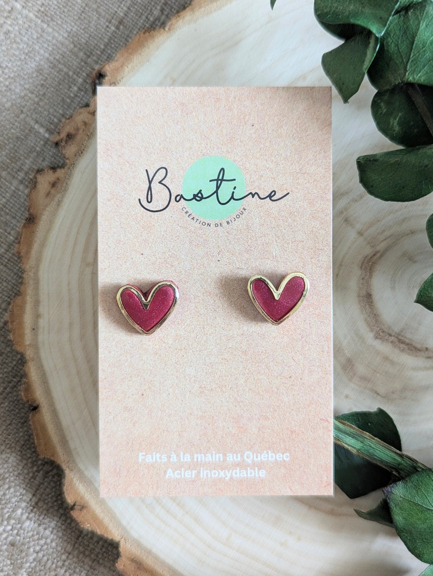 Cœurs bourgognes avec breloques - Boucles d'oreilles studs en argile polymère acier inoxydable hypoallergène