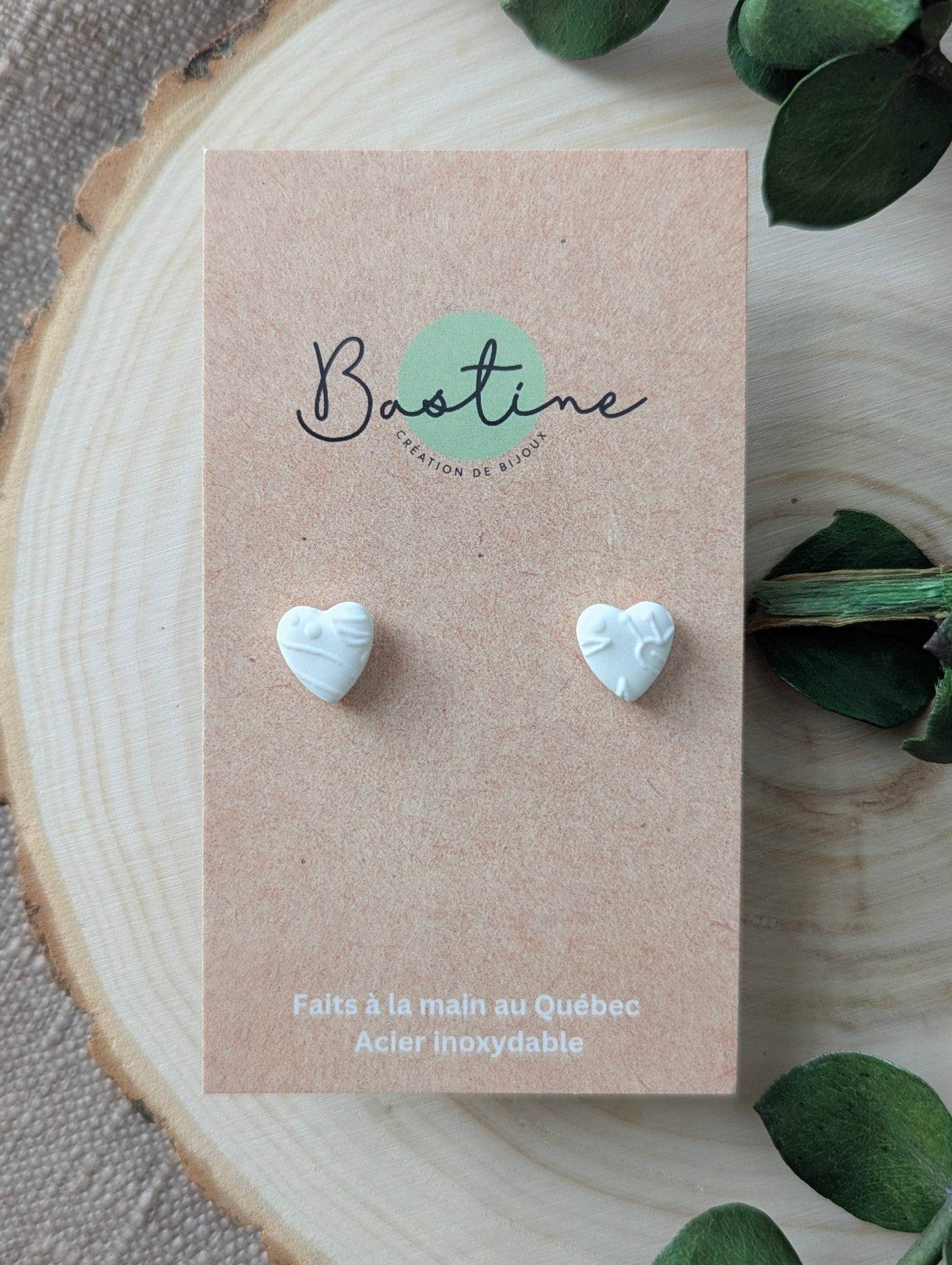 Cœurs blancs texturés - Boucles d'oreilles mini studs en argile polymère et acier inoxydable hypoallergène