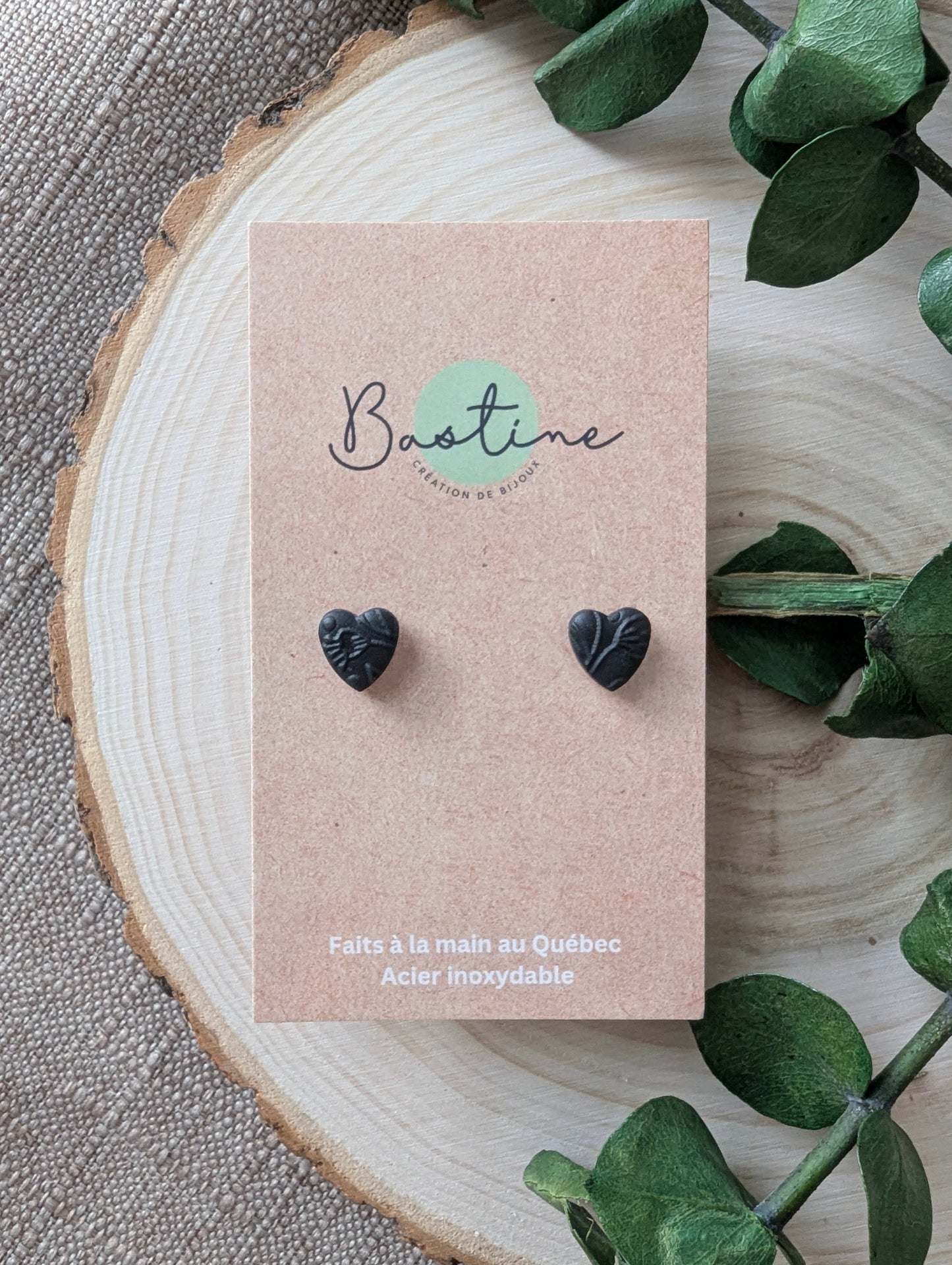 Cœurs noirs texturés - Boucles d'oreilles mini studs en argile polymère et acier inoxydable hypoallergène