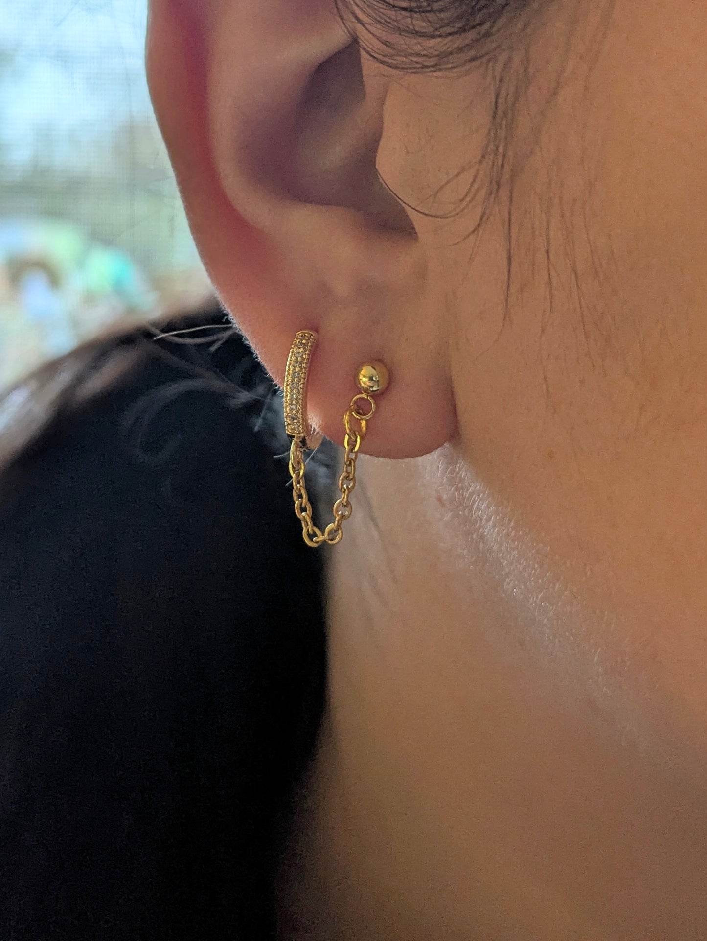 Boucles d’oreilles pour perçages doubles – Anneaux zircons et chaîne dorée en acier inoxydable