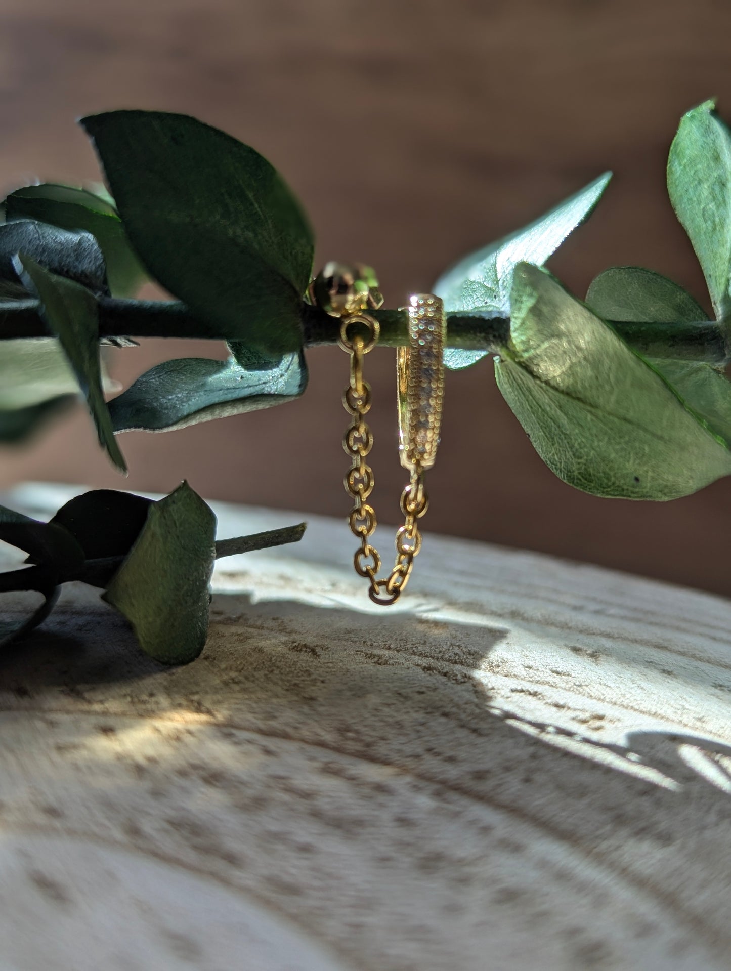 Boucles d’oreilles pour perçages doubles – Anneaux zircons et chaîne dorée en acier inoxydable