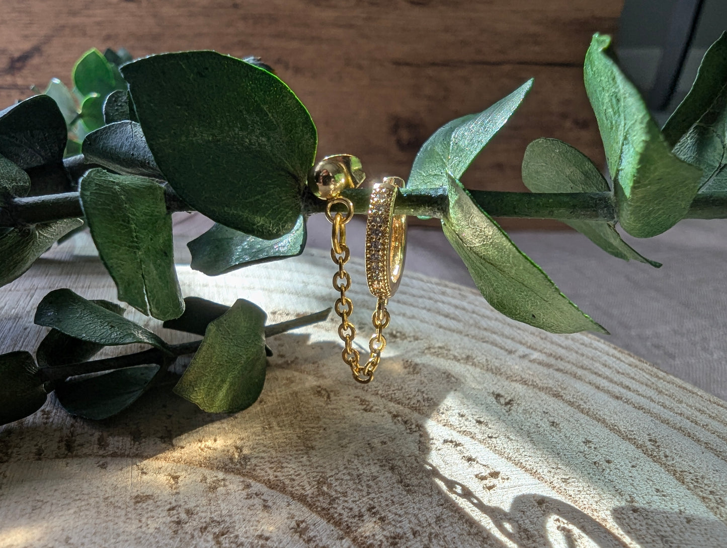 Boucles d’oreilles pour perçages doubles – Anneaux zircons et chaîne dorée en acier inoxydable