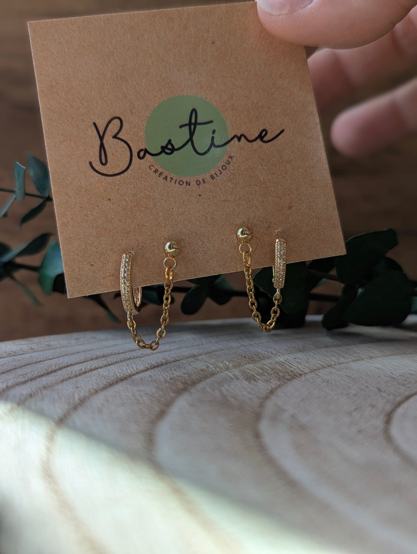 Boucles d’oreilles pour perçages doubles – Anneaux zircons et chaîne dorée en acier inoxydable