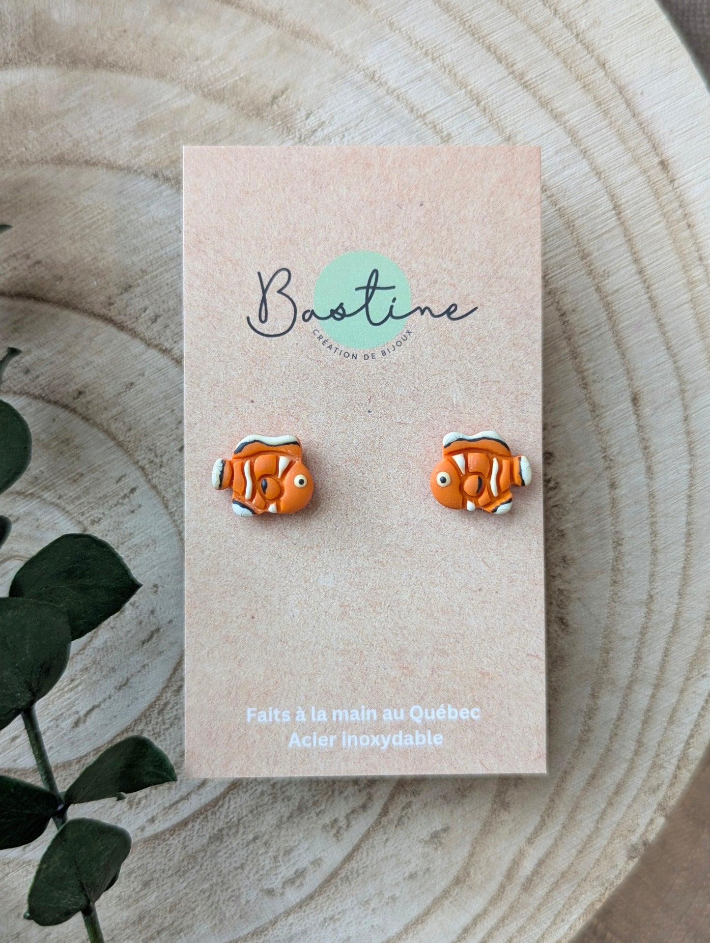 Poisson clown - Boucles d'oreilles studs en argile polymère et acier inoxydable hypoallergène