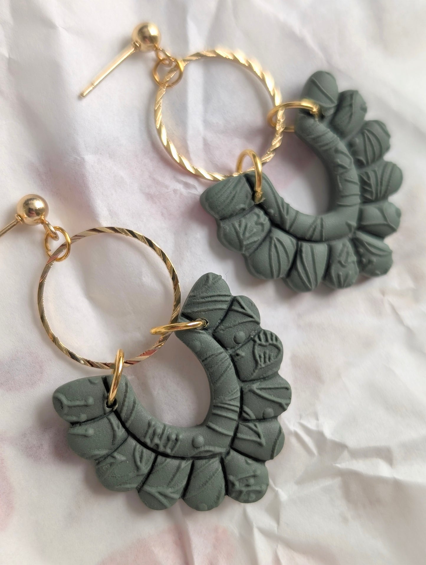 Pénélope Sauge - Boucles d'oreilles pendantes argile polymère et acier inoxydable hypoallergène