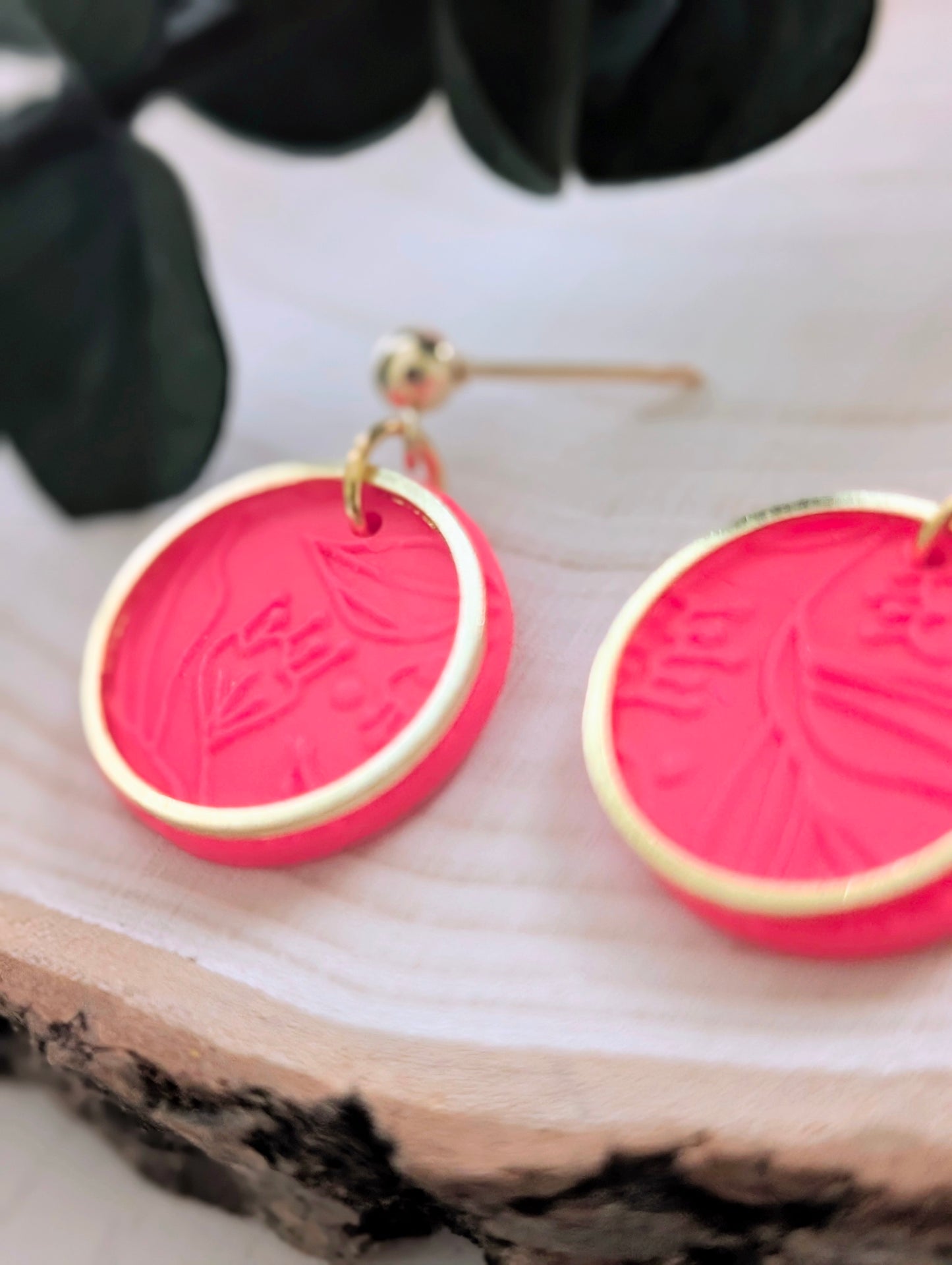 Leïla corail néon - Boucles d'oreilles pendantes argile polymère et acier inoxydable hypoallergène