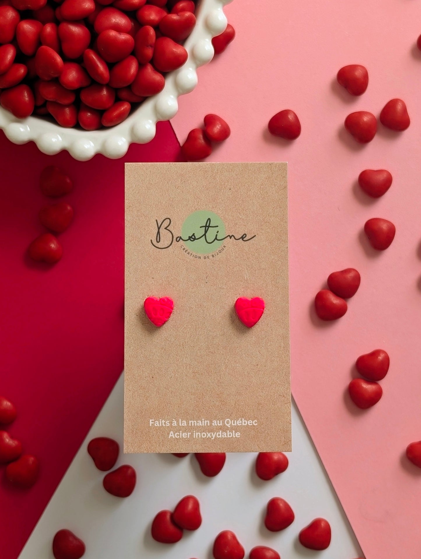 Cœurs corail néon texturés - Boucles d'oreilles mini studs en argile polymère et acier inoxydable hypoallergène