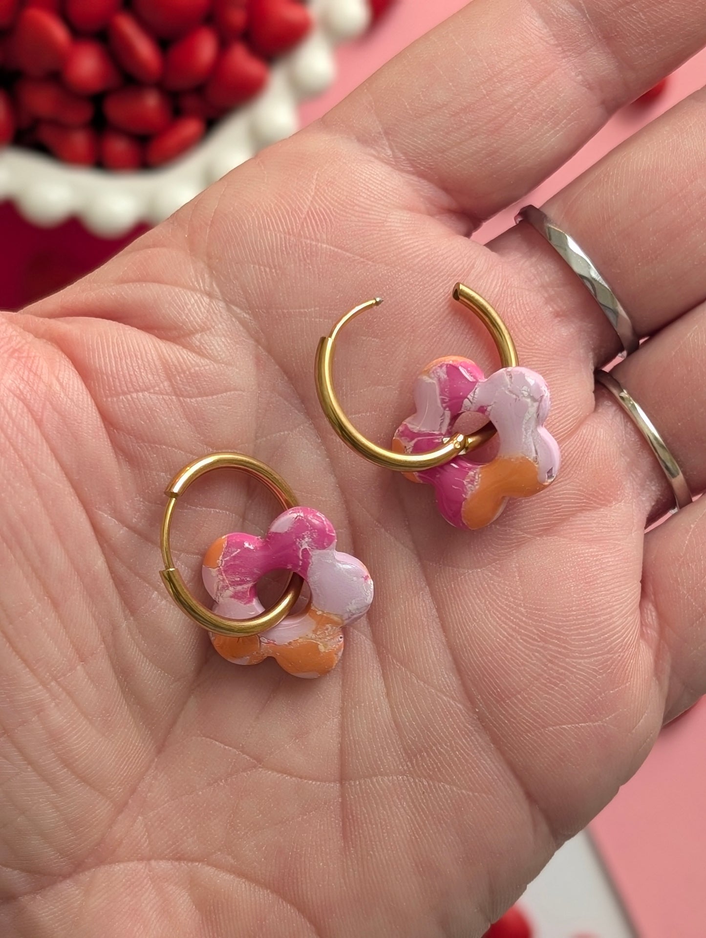 Créoles fleurs Tie Dye - Boucles d'oreilles pendantes en argile polymère et acier inoxydable hypoallergène