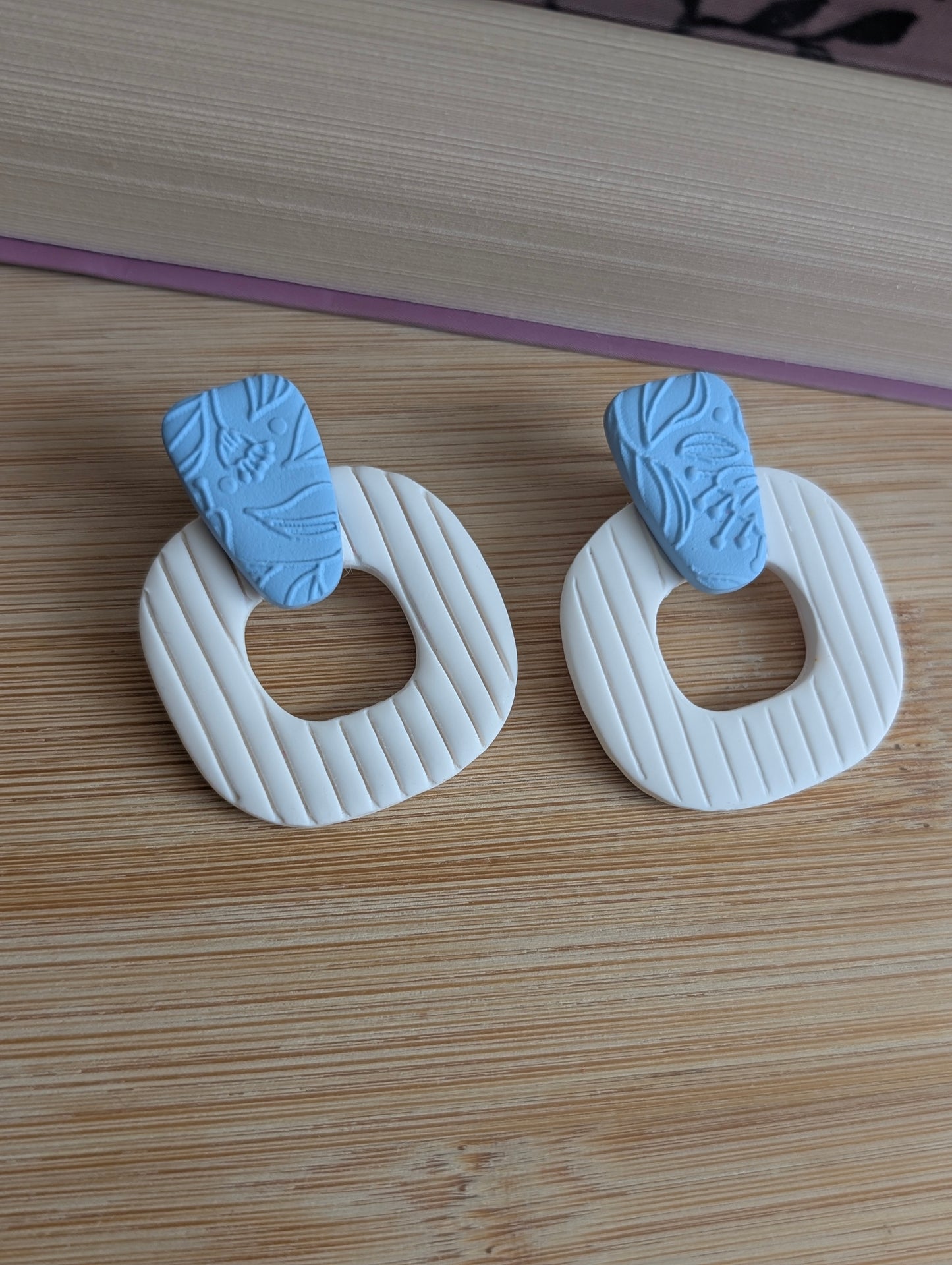 Sandy bleue texturée - Boucles d'oreilles studs en argile polymère et acier inoxydable hypoallergène