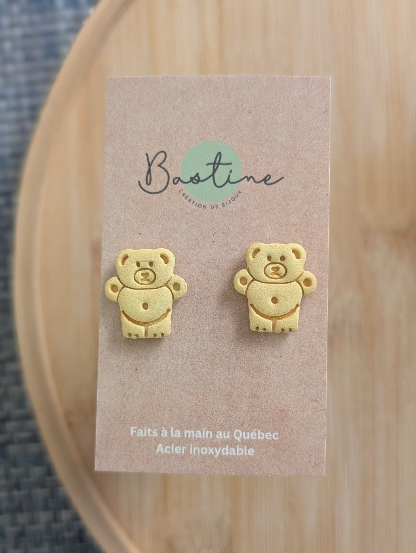 Ourson Graham - Boucles d'oreilles studs en argile polymère et acier inoxydable hypoallergène