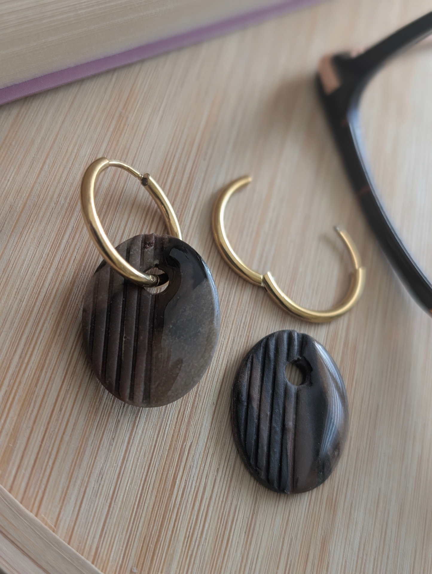 Créoles tortoises - Boucles d'oreilles pendantes en argile polymère et acier inoxydable hypoallergène