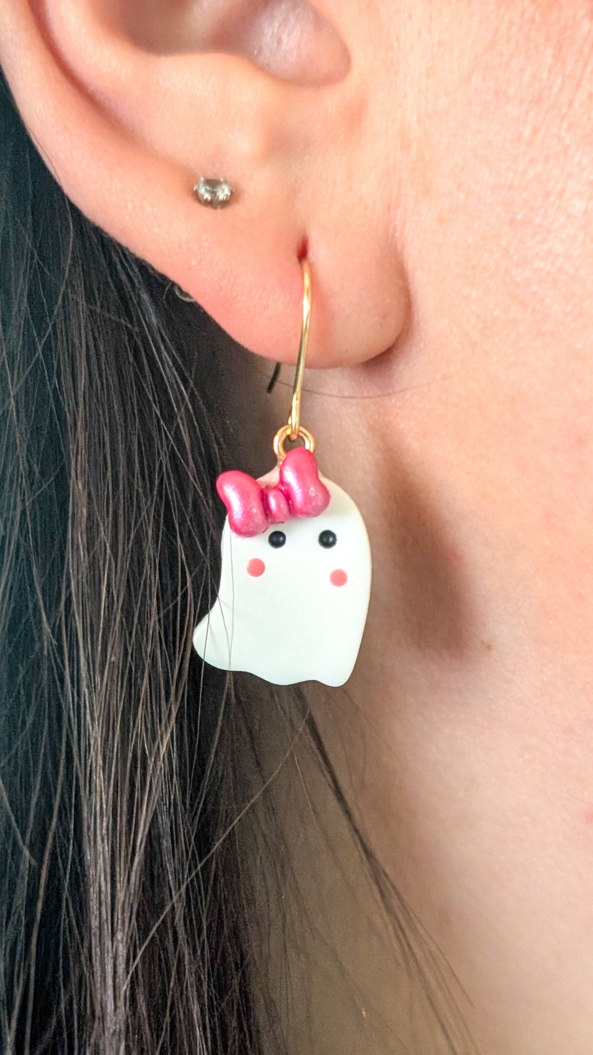 Fantôme boucles roses - Boucles d'oreilles pendantes en argile polymère et acier inoxydable hypoallergène
