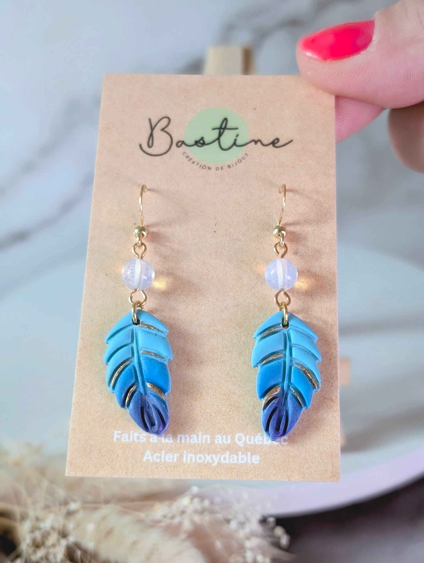 Plume et pierre de lune - Boucles d'oreilles pendantes en argile polymère et acier inoxydable hypoallergène