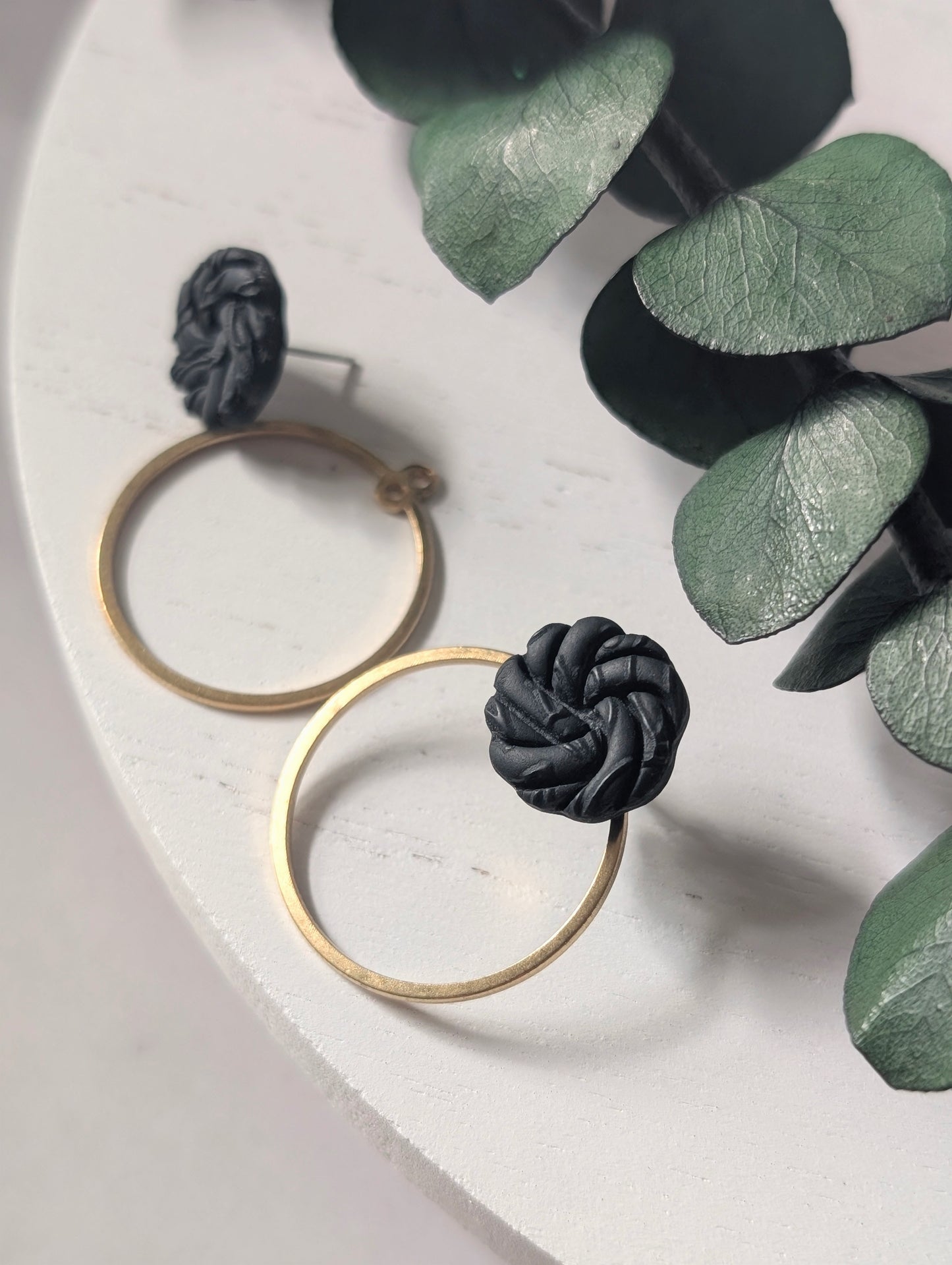 Thérésa noires - Boucles d'oreilles de type "ear jacket" argile polymère et acier inoxydable hypoallergène