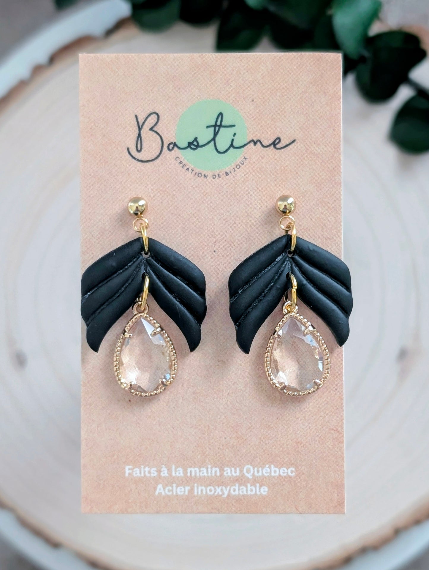 Boucles d’oreilles feuilles en argile polymère et bille de verre – noir et doré