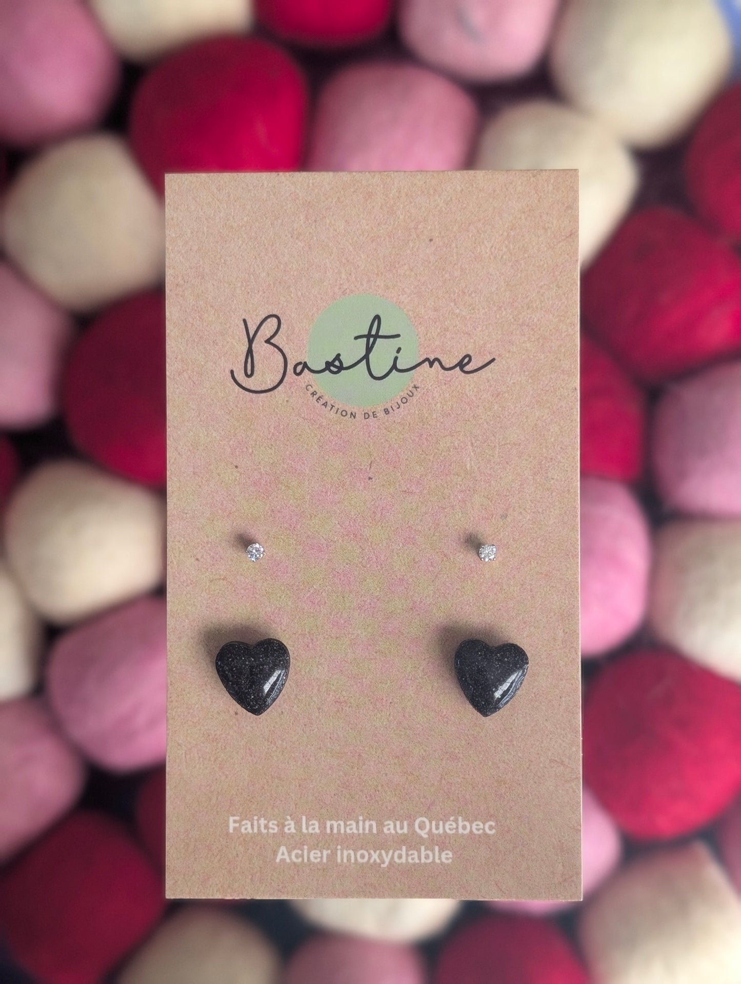 Duo coeurs noirs scintillants- Boucles d'oreilles studs en argile polymère, zircons et acier inoxydable hypoallergène