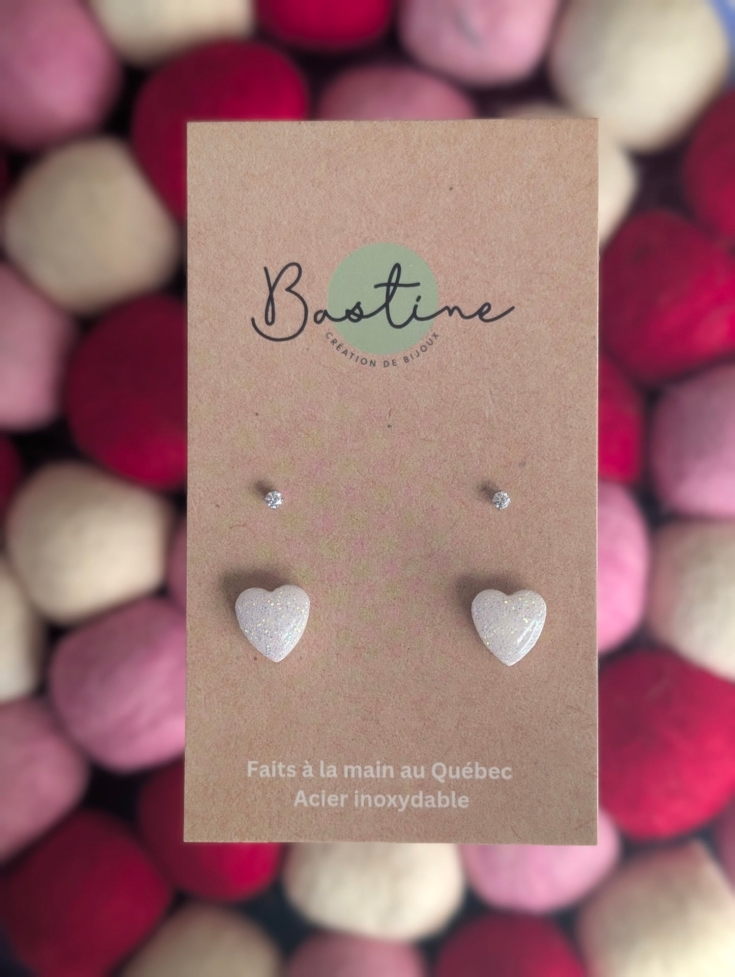 Duo coeurs blancs scintillants- Boucles d'oreilles studs en argile polymère, zircons et acier inoxydable hypoallergène
