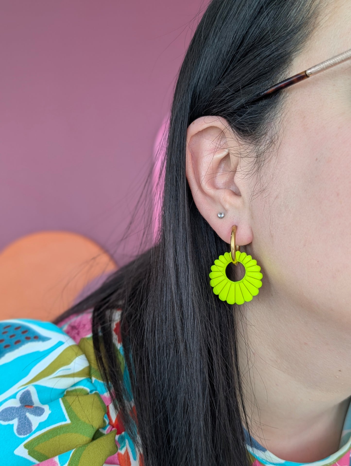 Créoles fleurs jaune fluo - Boucles d'oreilles pendantes en argile polymère et acier inoxydable hypoallergène