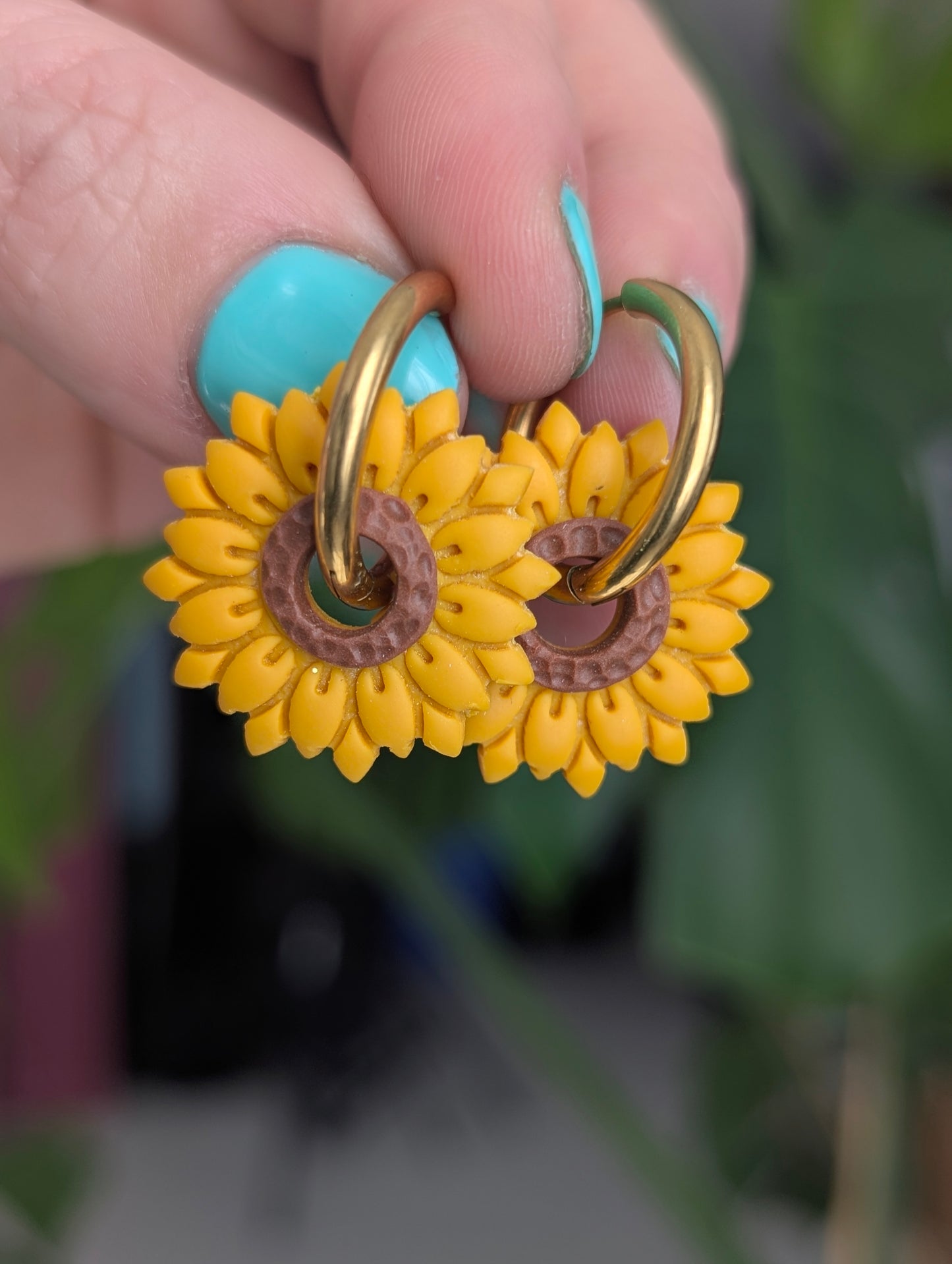 Créoles tournesols - Boucles d'oreilles pendantes en argile polymère et acier inoxydable hypoallergène